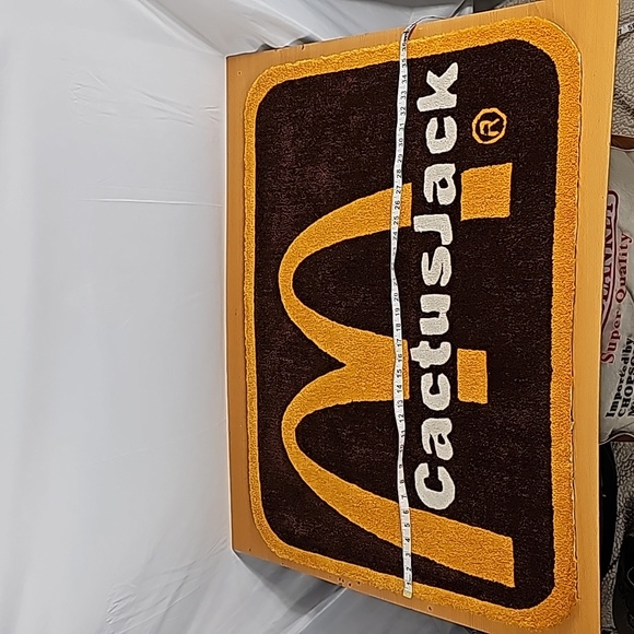 Travis Scott-Cactus Jack x McDonald's Arches Carpet - Picture 3 of 4